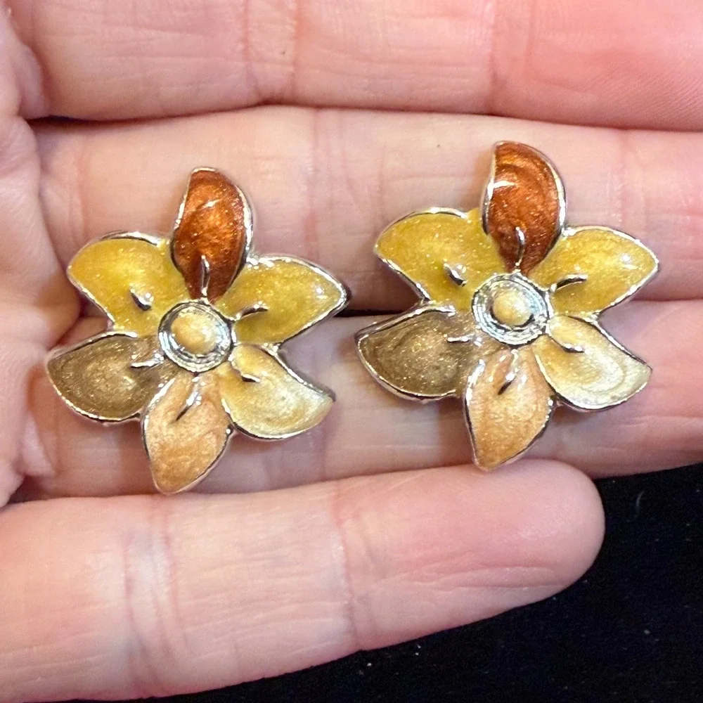 Vintage Style Enamel Flower Stud Earrings Yellow Orange Floral Silver Tone 1